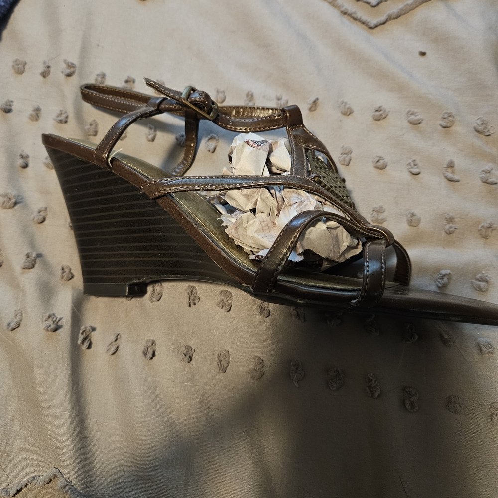 BRAND NEW ** Elegant Brown Strappy Sandals